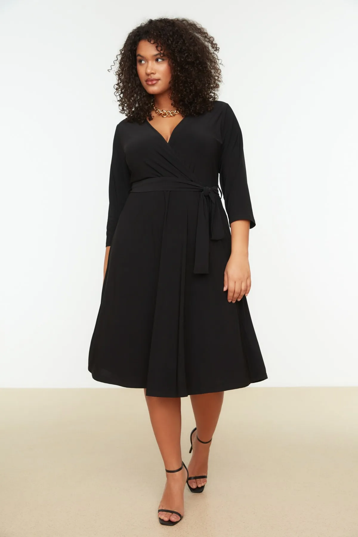 Trendyol Curve  Schwarzes A-Linien-Strickkleid mit Gürtel TBBSS22AH0176