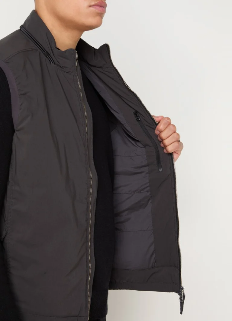Γιλέκο Stone Island 12696 με τσέπες με φερμουάρ και κέντημα με λογότυπο