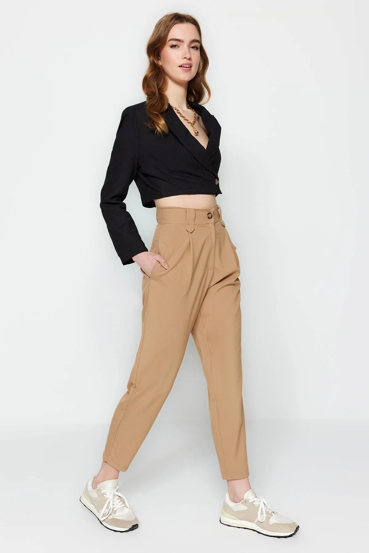 Trendyol Collection  Nerzfarbene Karotte-Polyviscon-Webhose mit hoher Taille TWOSS22PL0280