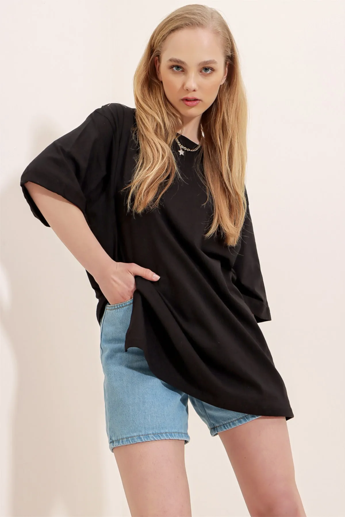Trend Alaçatı Stili  Schwarzes Damen-Basic-T-Shirt aus Baumwolle mit Rundhalsausschnitt und zwei Ärmeln in Übergröße ALC-X8088