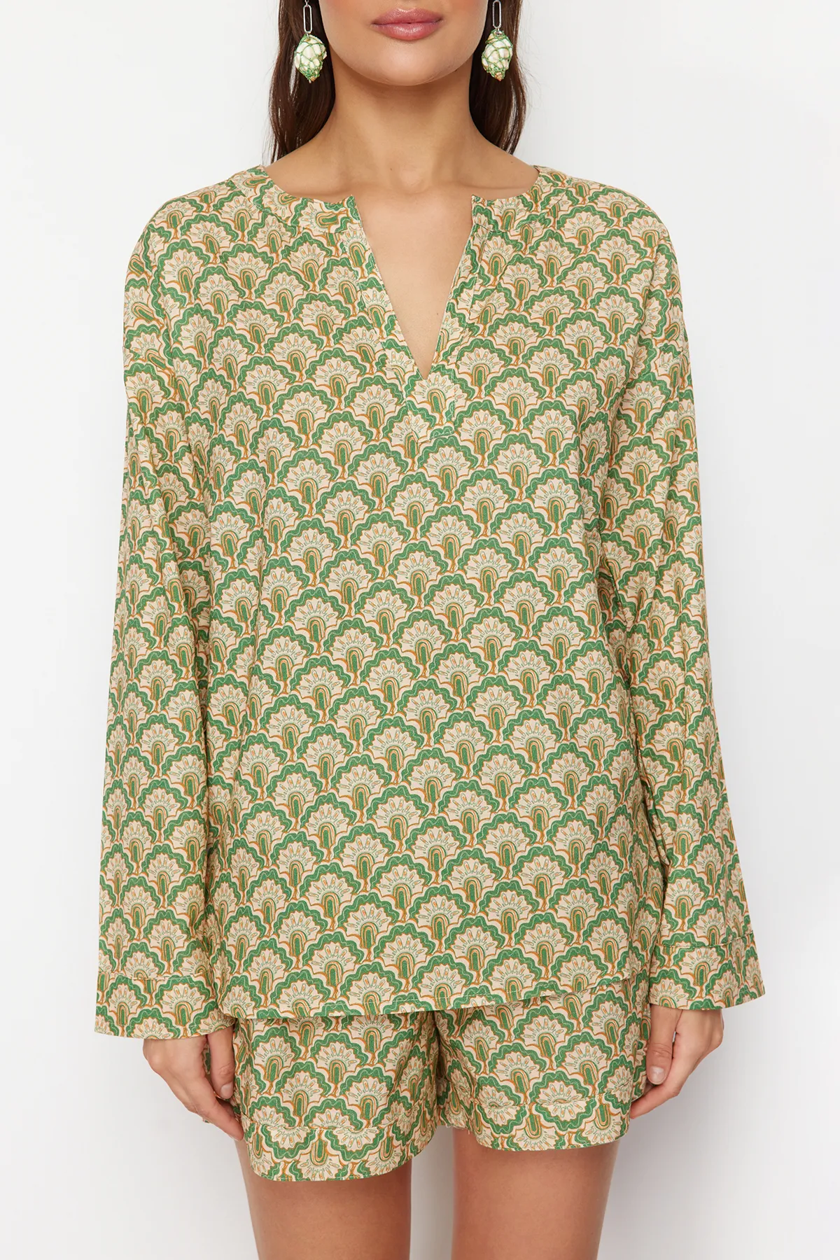 Trendyol Collection  Set aus gewebter Bluse und Shorts mit ethnischem Muster TBESS24AU00052