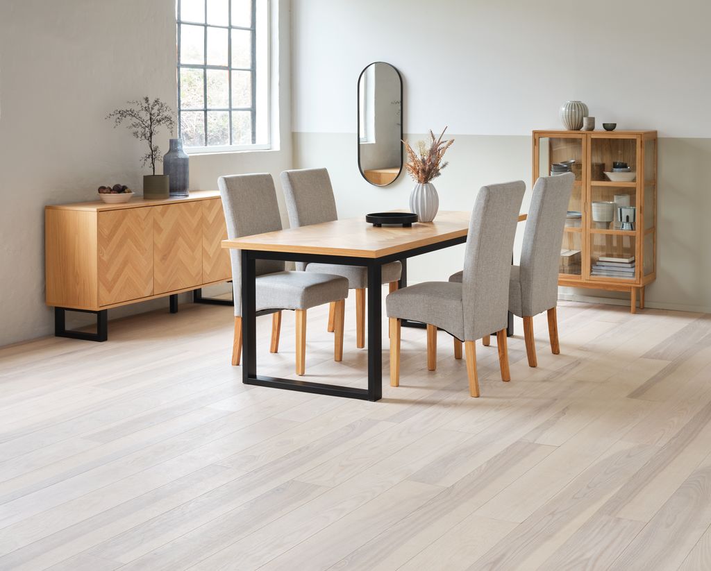 VESTERBY Vitrineskap VESTERBY lavt, 2 dører, naturlig eik