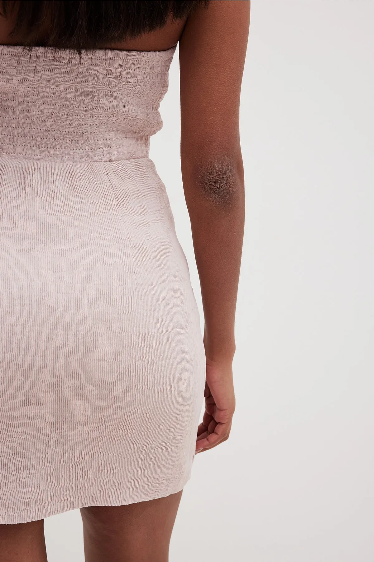 NA-KD  Strukturiertes Bandeau-Minikleid