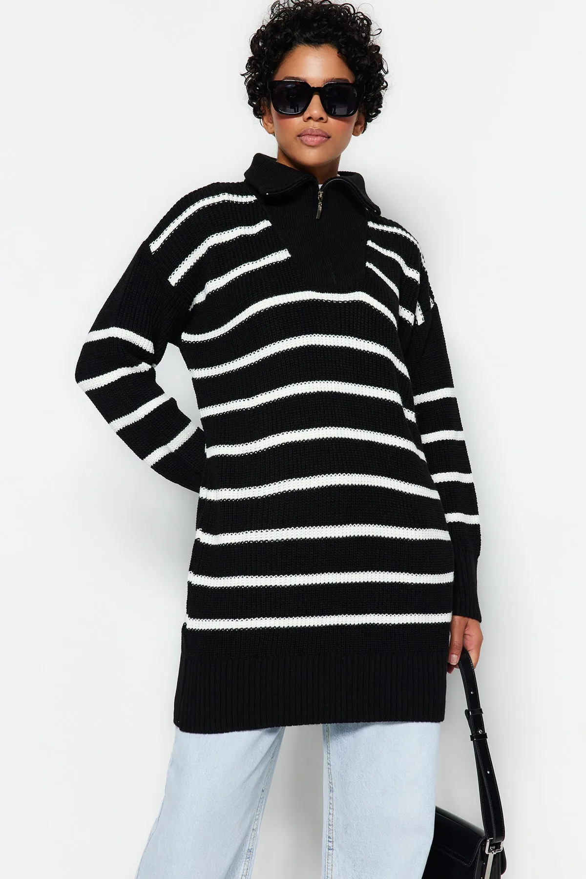 Trendyol Modest  Schwarzer Strickpullover mit gestreiftem Kragen und Reißverschluss TCTAW24AK00037