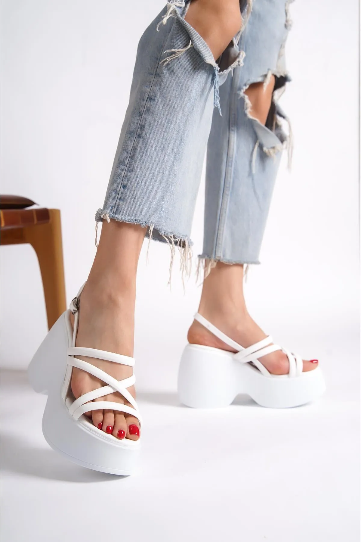 Capone Outfitters  Capone Damen-Sandalen mit hohem Keilabsatz und Knöchelriemen in Weiß