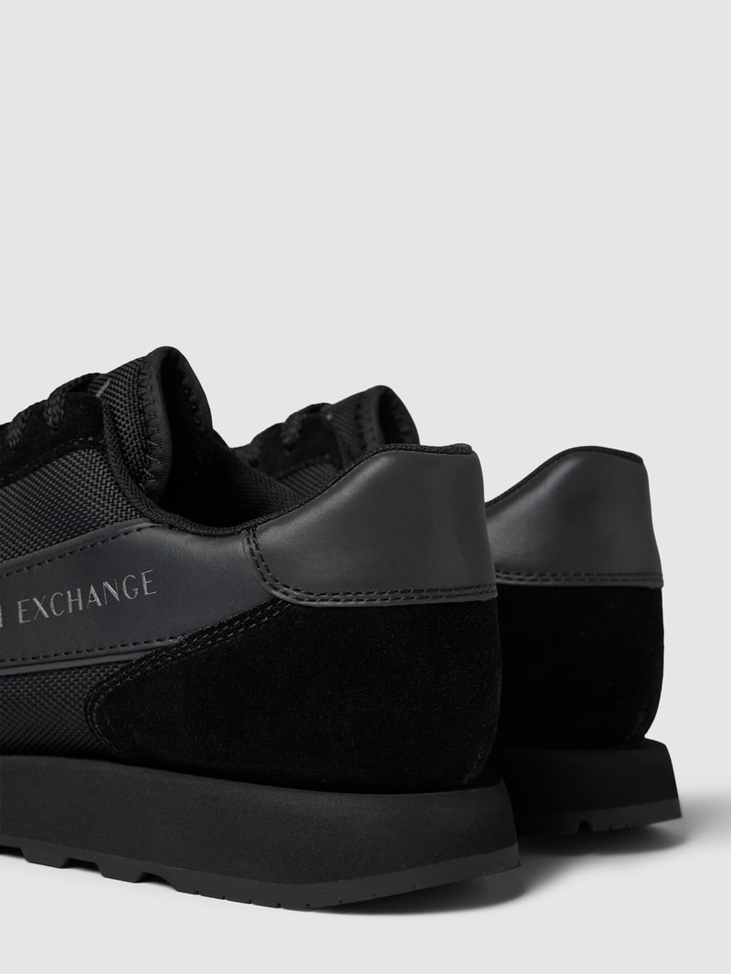 Sneaker mit Label-Detail in schwarz