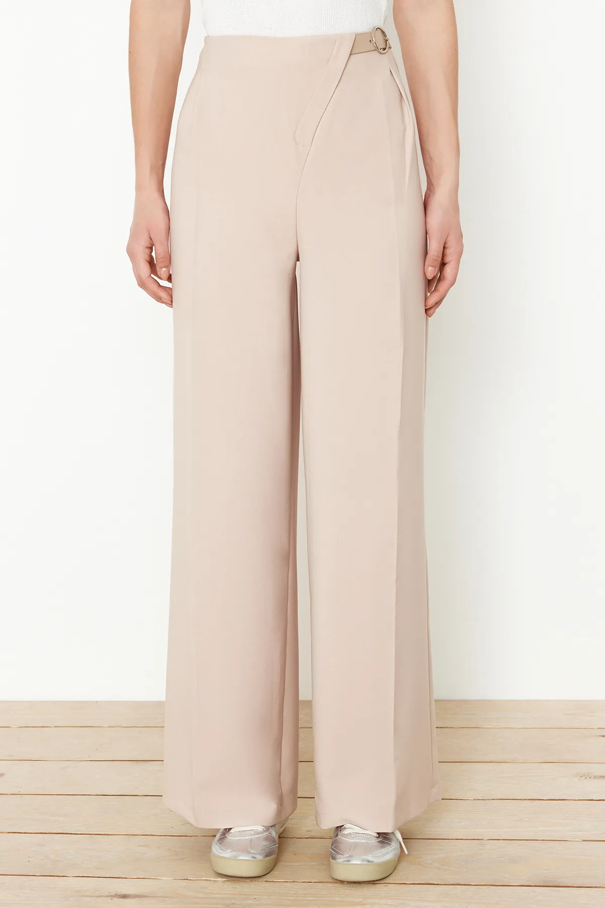 Trendyol Collection  Beige Hose mit weitem Bein und Gürtel aus Iron Trace-Gewebe TWOSS24PL00156