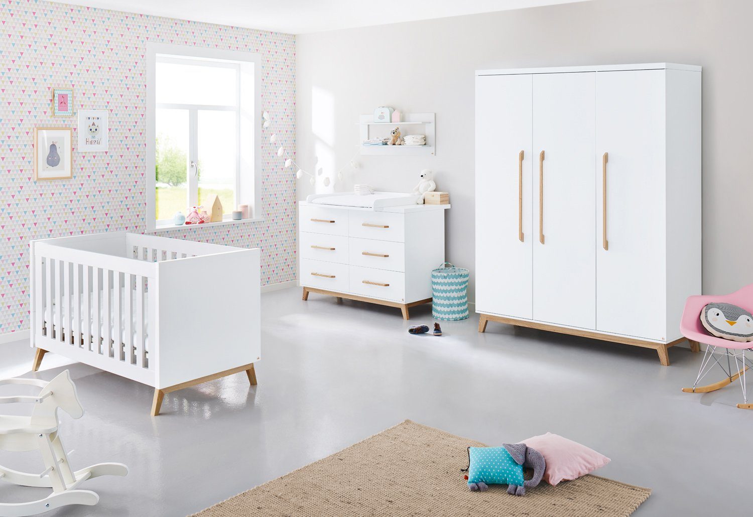 Pinolino® Babyzimmer-Komplettset Riva, (Set, 4-St., Kinderbett, Wickelkommode, Schrank, Wandregal), extrabreit groß; Kinderbett, Wickelkommode, 3-trg. Schrank & Wandregal