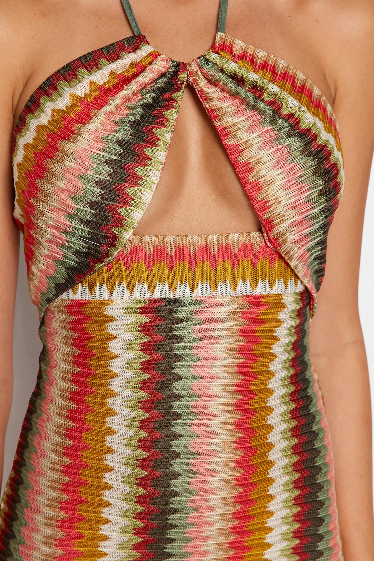 Trendyol Collection  Gestreiftes, figurbetontes Maxi-Strandkleid mit Cut-out/Fensterausschnitt TBESS23EL00268