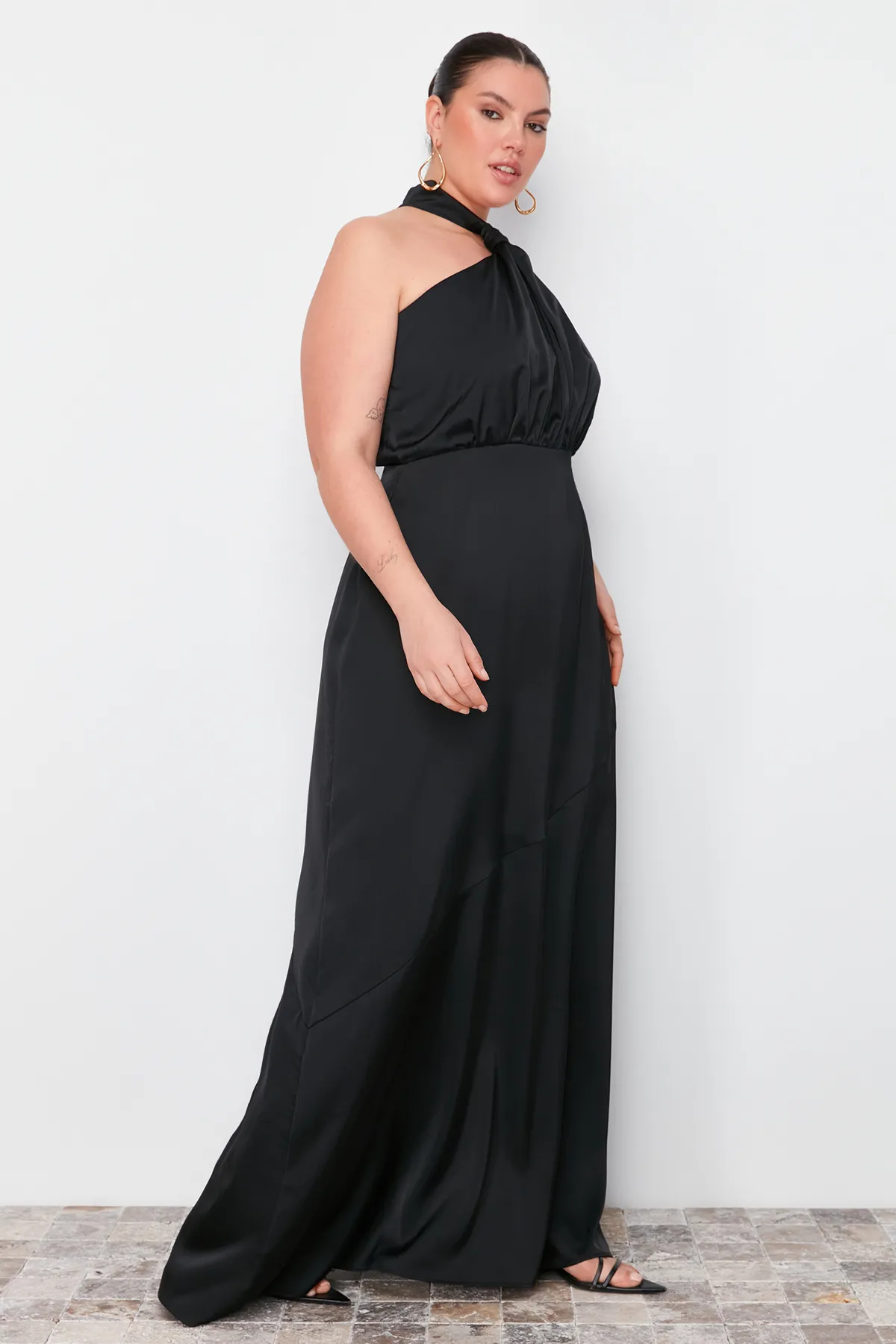 Trendyol Curve  Schwarzes Neckholder-Maxikleid aus Satin TBBSS24AH00150