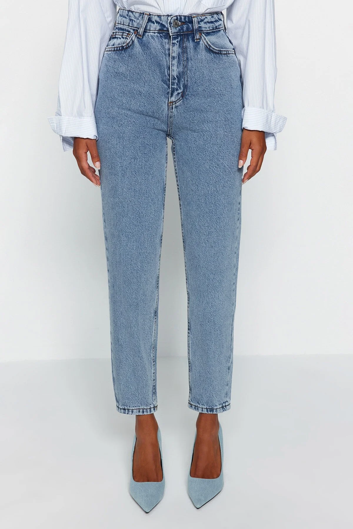 Trendyol Collection  Indigoblaue Mom-Jeans mit hoher Taille TWOSS23JE00067