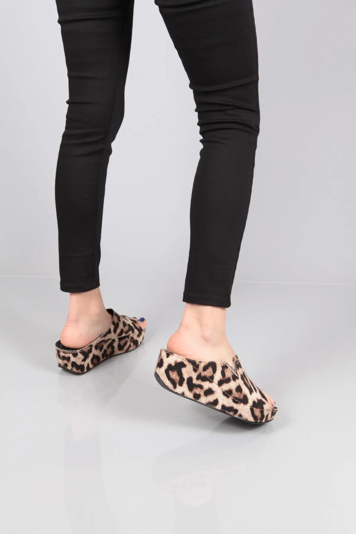 Capone Outfitters  Capone 6145 Pıtır Damen-Plateau-Hausschuhe mit V-Schnalle