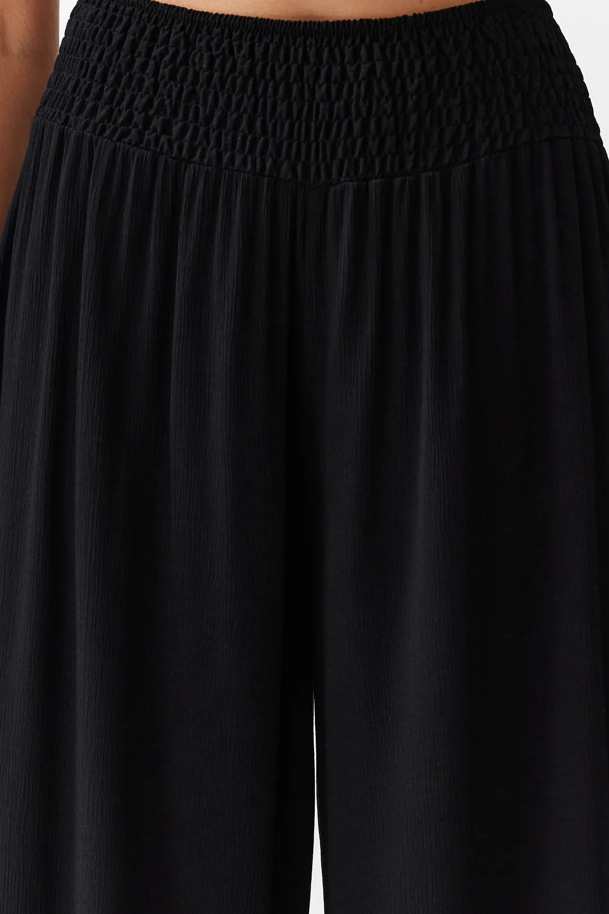Trendyol Collection  Schwarze Hose mit gewebtem Gipe-Detail TBESS24PL00008