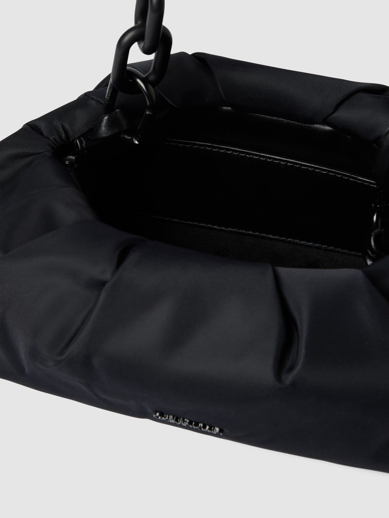 Clutch mit Label-Detail in schwarz