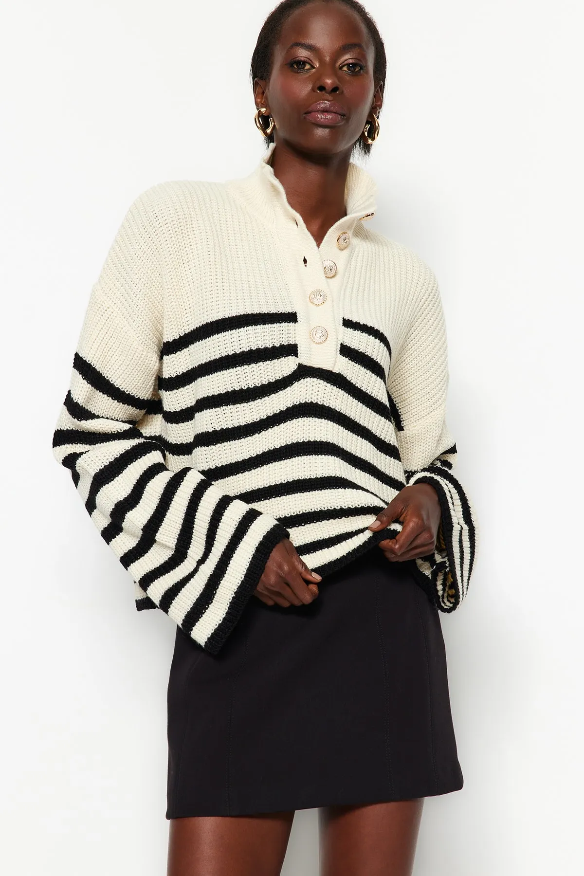 Trendyol Collection  Ecrufarbener, gestreifter Strickpullover mit Rundhalsausschnitt und weiter Passform TWOAW24KZ00165