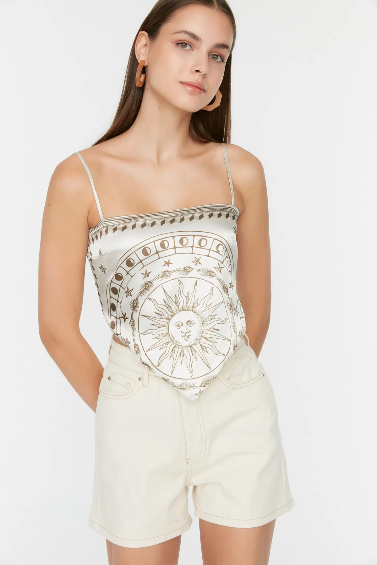 Trendyol Collection  Ecru Mom Jeansshorts mit hoher Taille TWOSS20SR0210