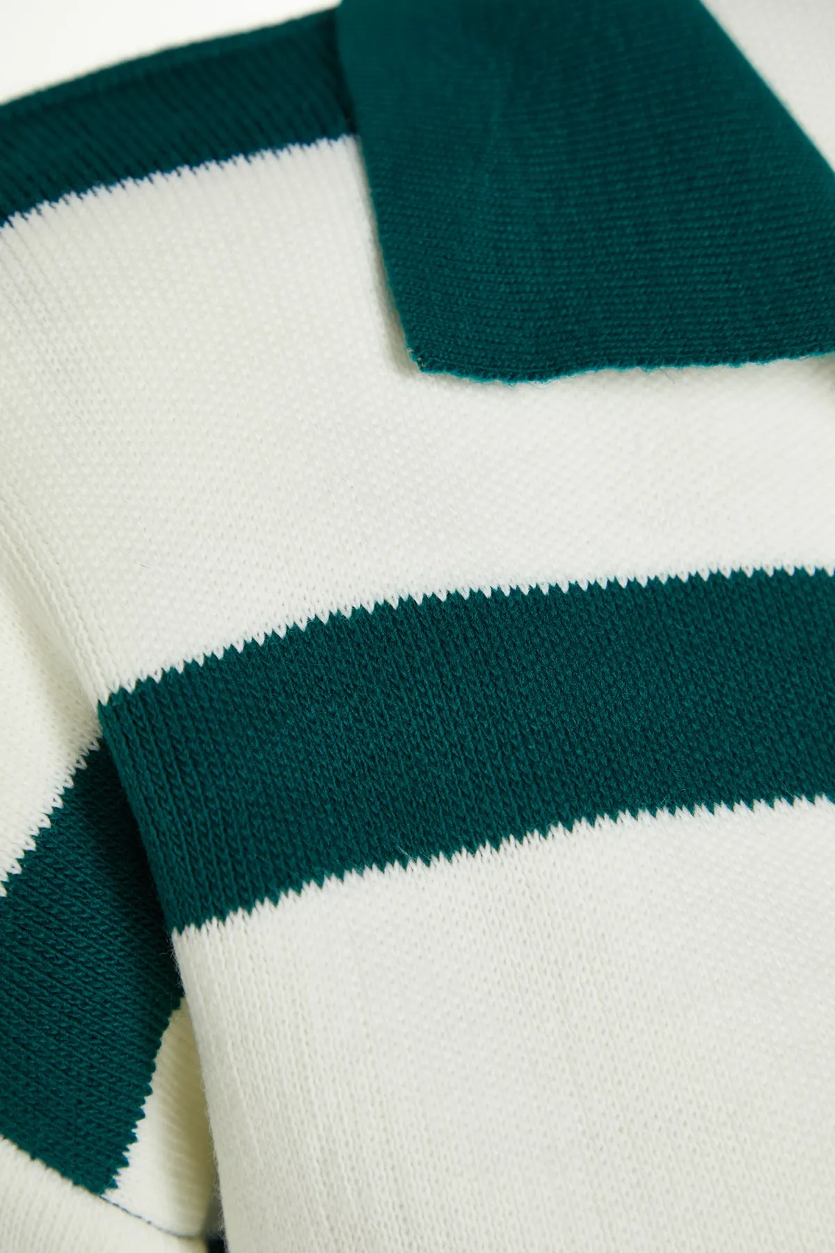 Trendyol Collection  Dunkelgrüner Basic-Strickpullover mit Streifen TWOAW23BZ00001