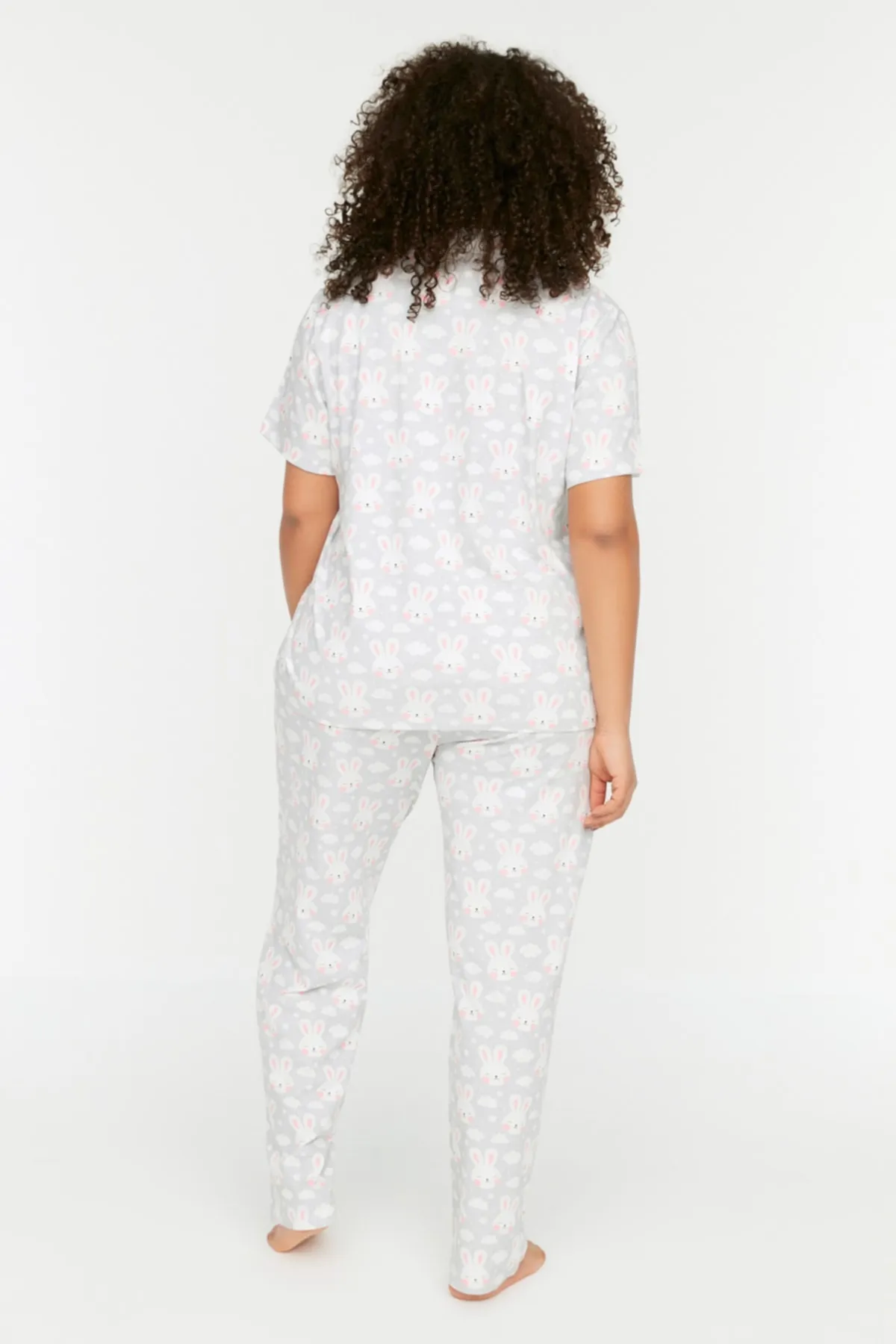 Trendyol Curve  Grau bedrucktes Pyjama-Set aus Strick mit Knöpfen TBBSS22PT0710