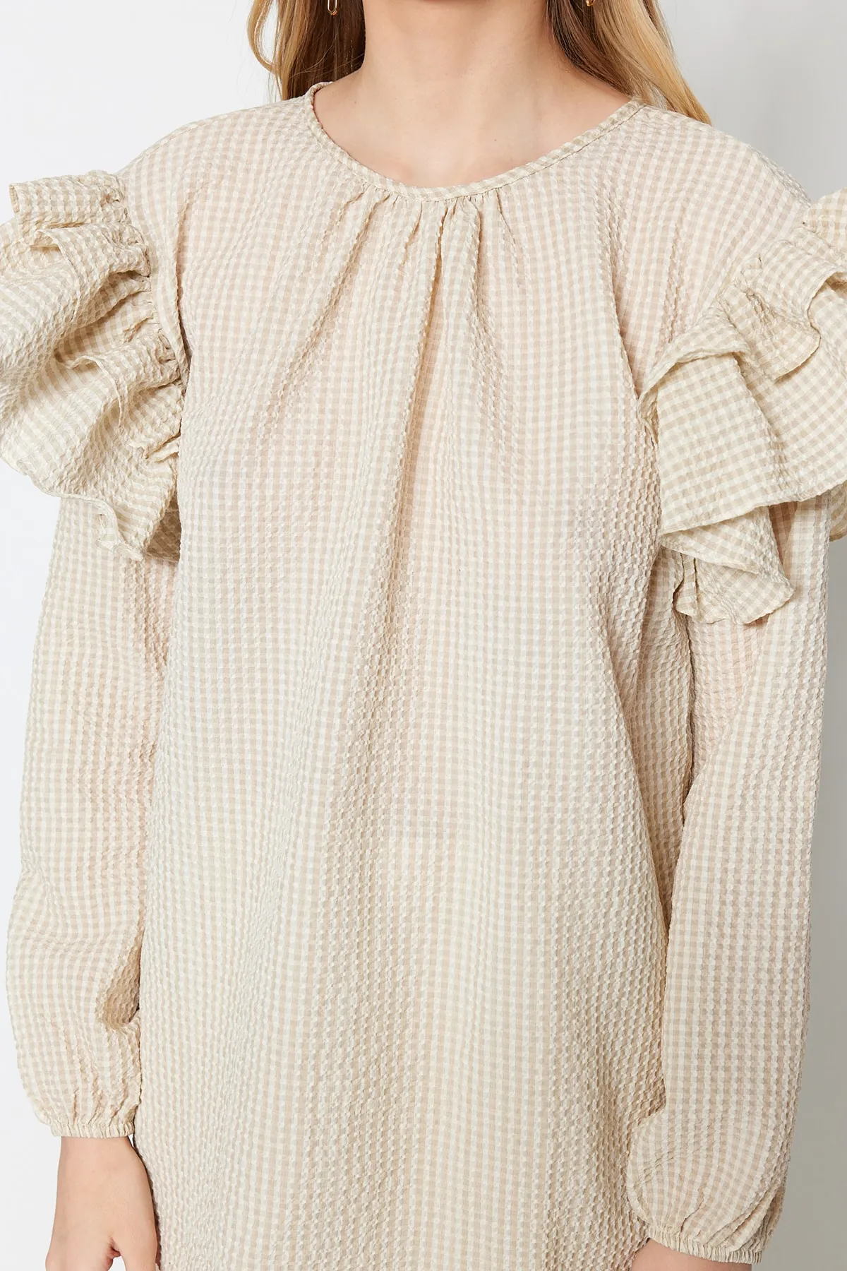 Trendyol Modest  Beigefarbene Seersucker-Gingham-Tunika mit Ärmeln und Schwungradgewebe TCTSS23UK00014