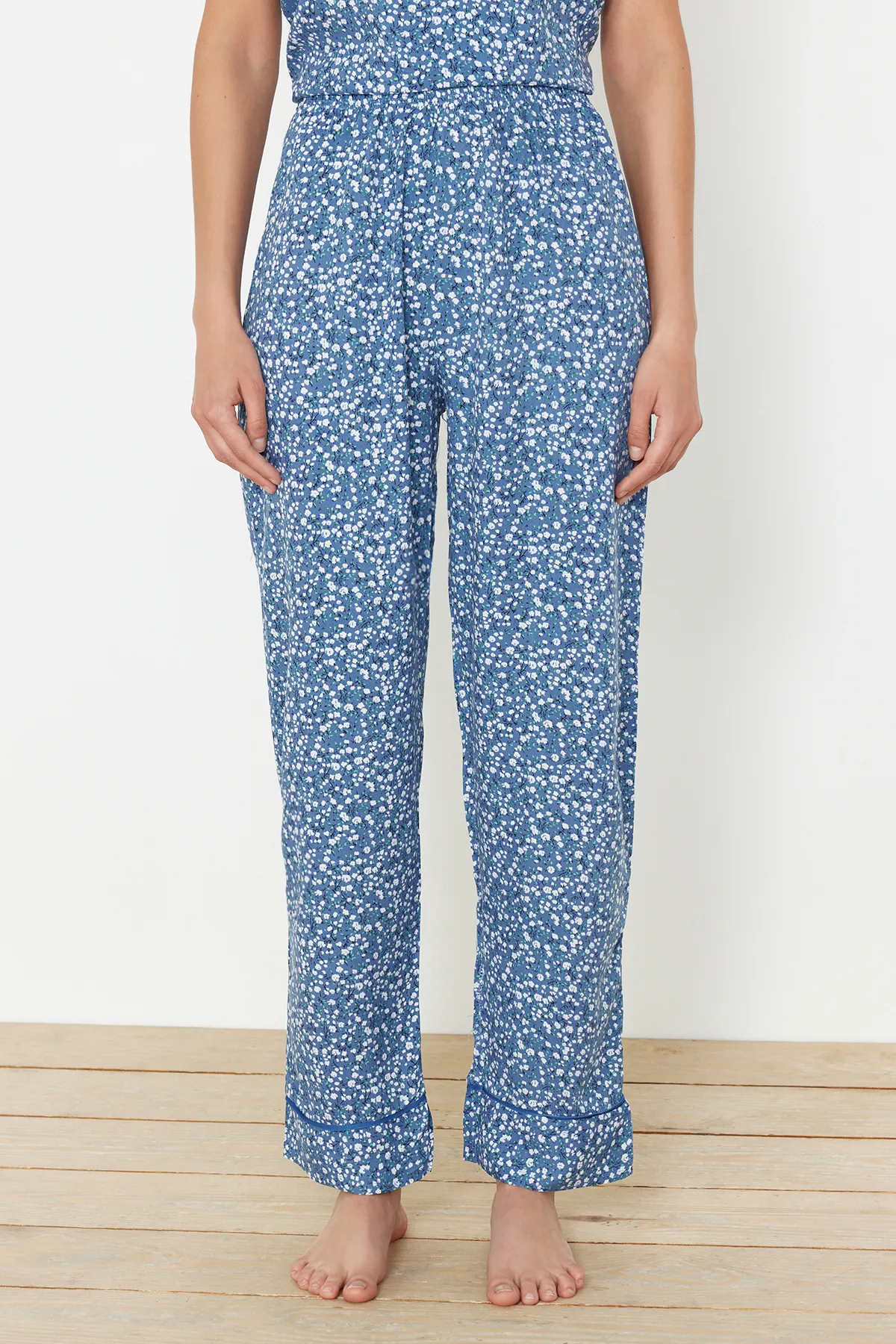 Trendyol Collection  Nachtwäsche-Set mit blauen Blumenmustern und Kordelriemen, 100 % Baumwolle – THMSS24PT00307