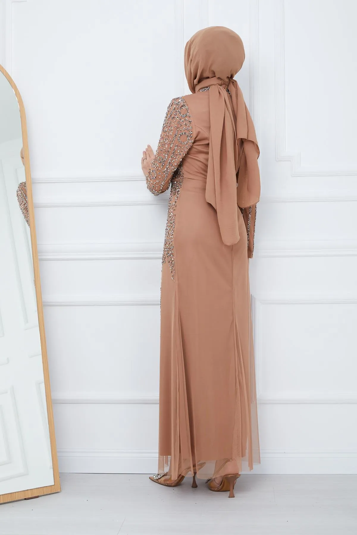 Olcay  Perlen- und juwelenbesetztes Hijab-Abendkleid aus Tüll KAMEL 1663