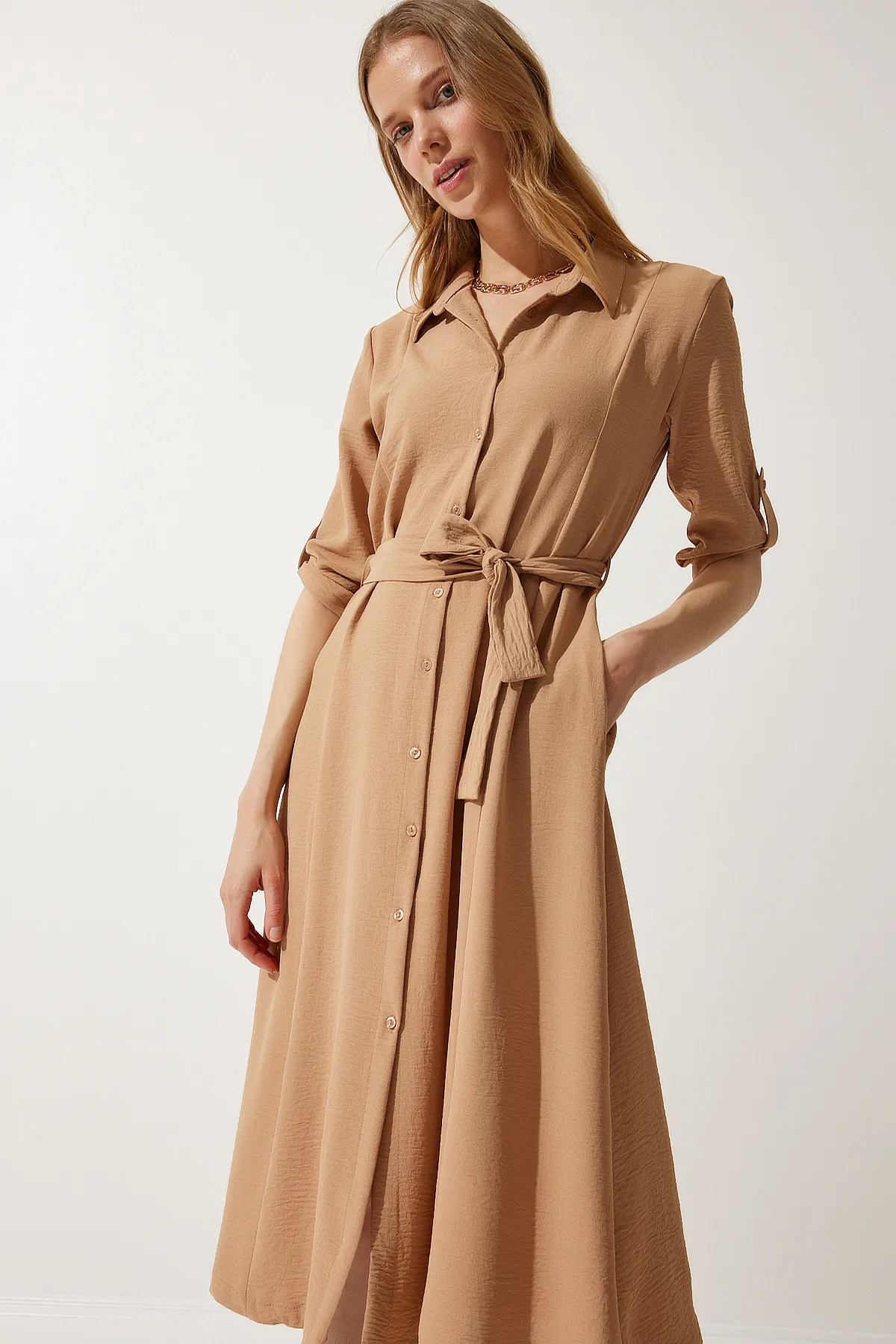 Happiness İstanbul  Kamelfarbenes Hemdkleid für Damen mit Gürtel DD01256