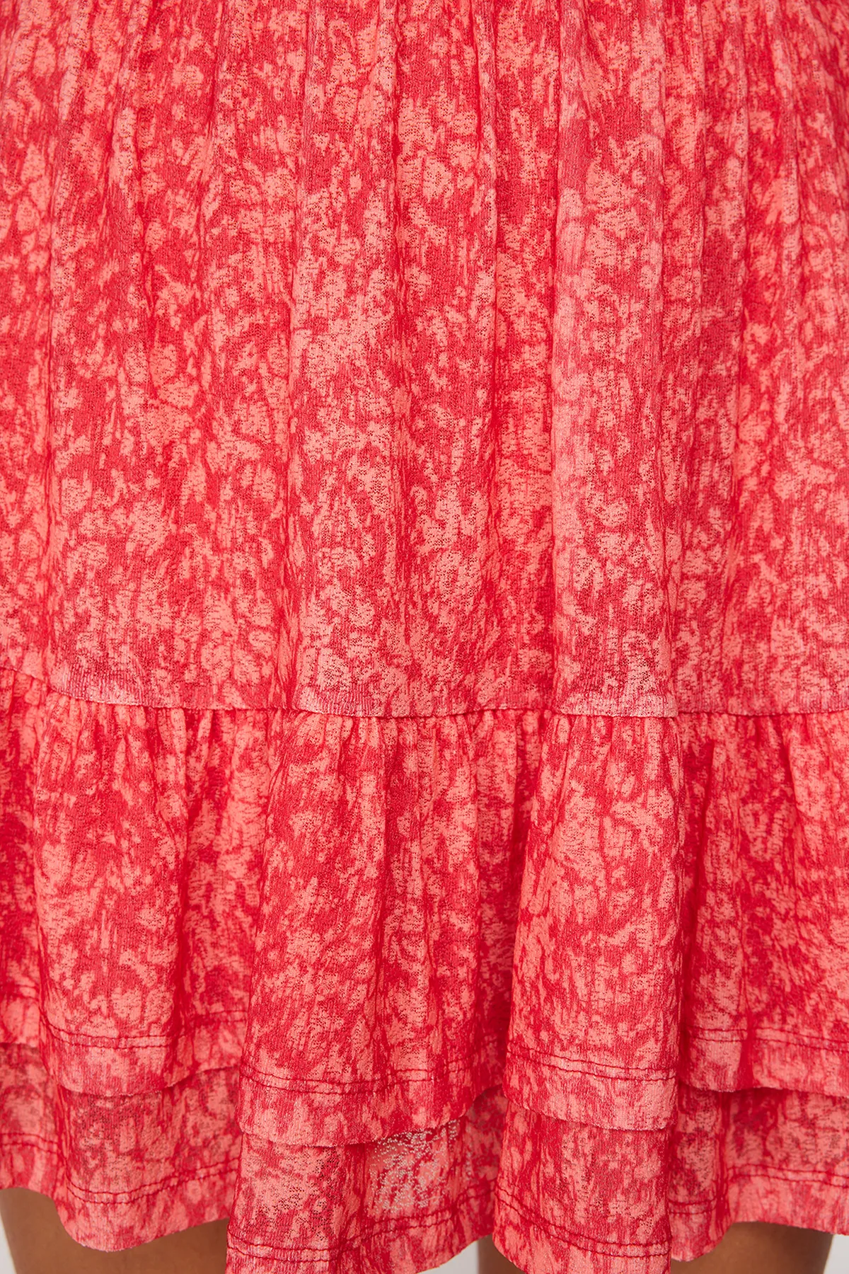 Trendyol Collection  Roter, speziell strukturierter Rock mit Rüschen, Mini, kurzen Ärmeln, Stehkragen, dehnbares Strick-Minikleid TWOSS24EL00485