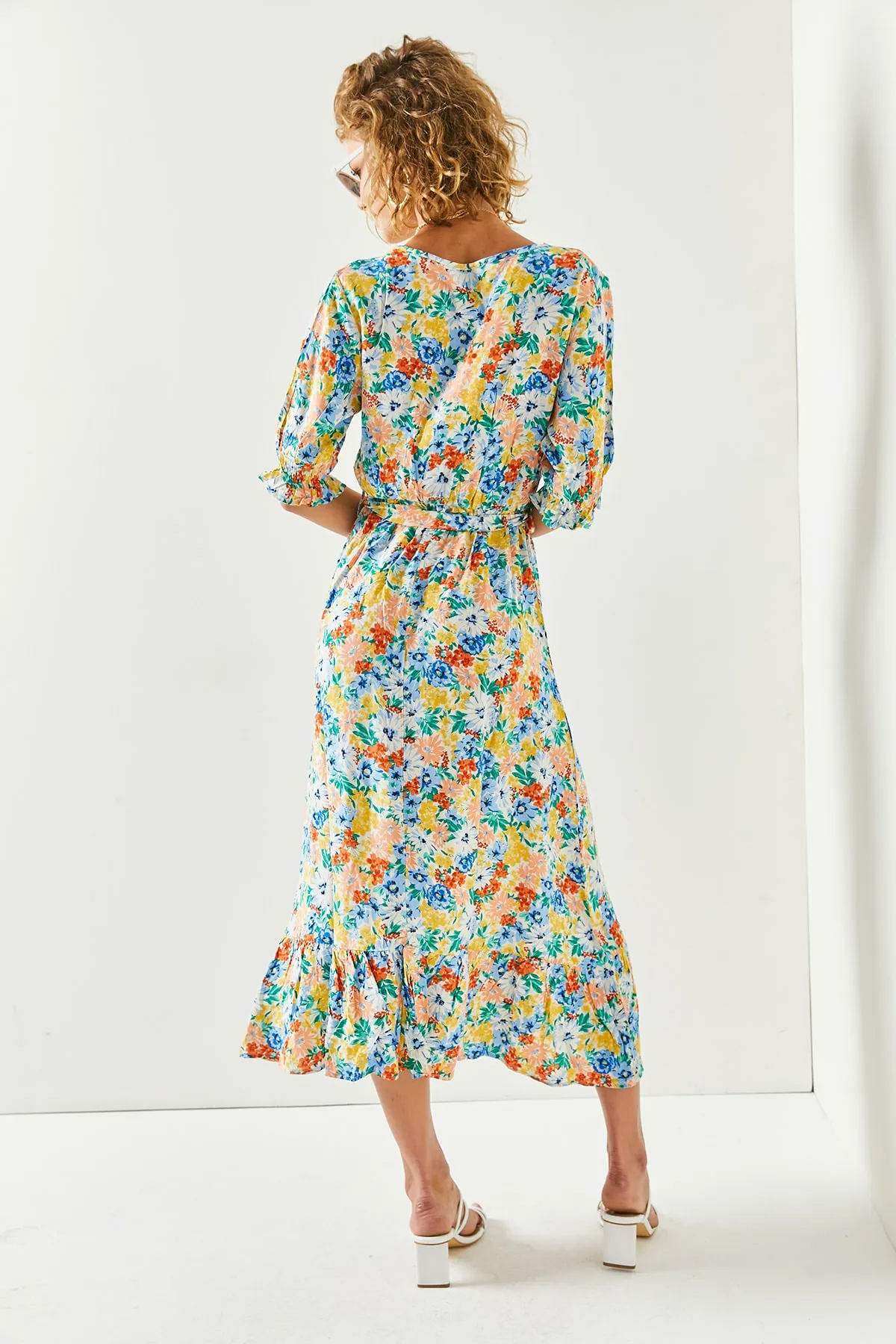 Olalook  Puderblaues Damenkleid aus gewebter Viskose mit Knöpfen und Gürtelärmeln ELB-19001524