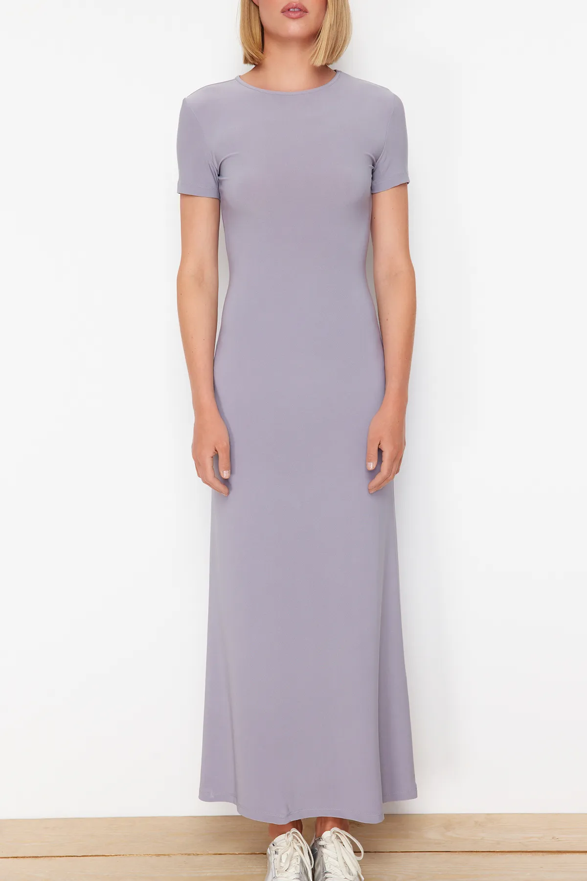 Trendyol Collection  Graues kurzärmliges, figurbetontes Maxi-Bleistiftkleid mit Rundhalsausschnitt und flexiblem Strick TWOSS24EL00097