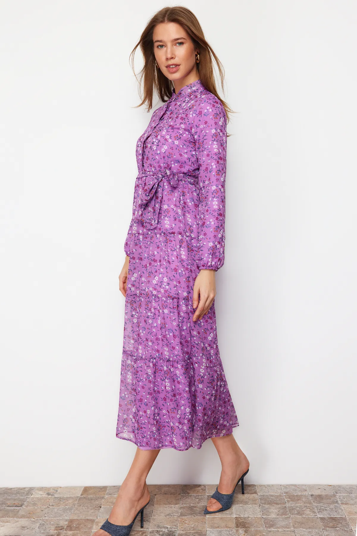 Trendyol Modest  Lilafarbenes Kleid aus gewebtem Chiffon mit Blumenmuster, Gürtel, Stehkragen und Futter TCTSS21EL3346