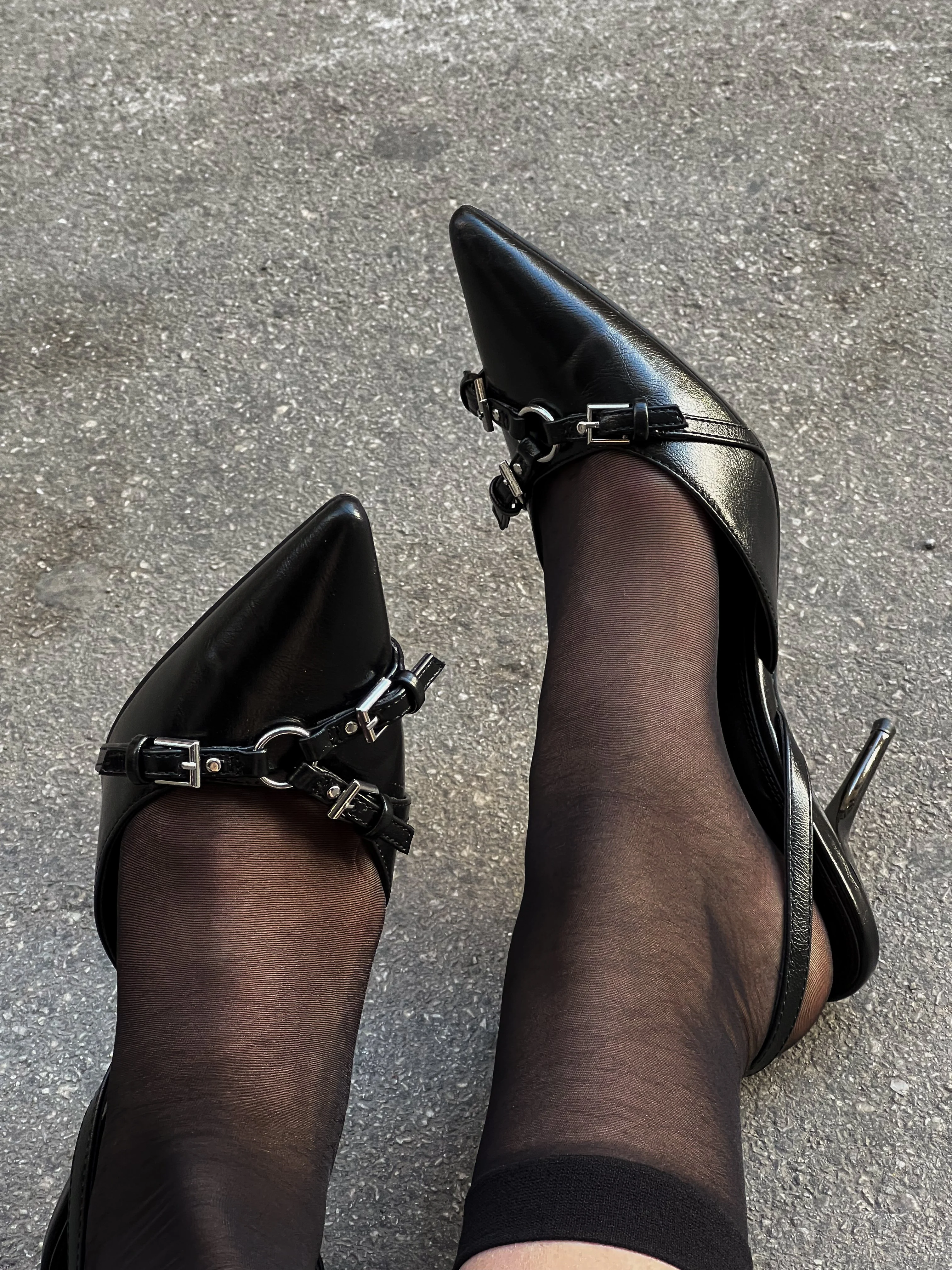 Pumps mit detaillierter Hardware