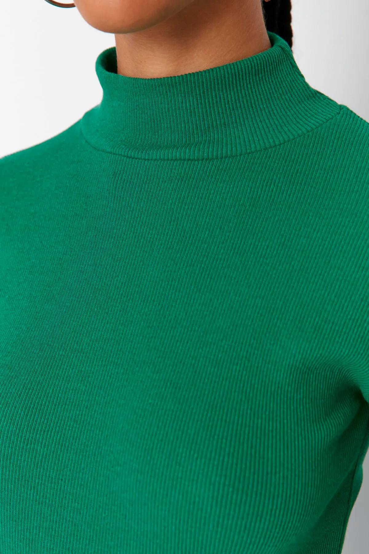 Trendyol Collection  Smaragdgrüne, eng anliegende, langärmelige, gerippte, dehnbare Strickbluse mit hohem Kragen TWOAW21BZ0423