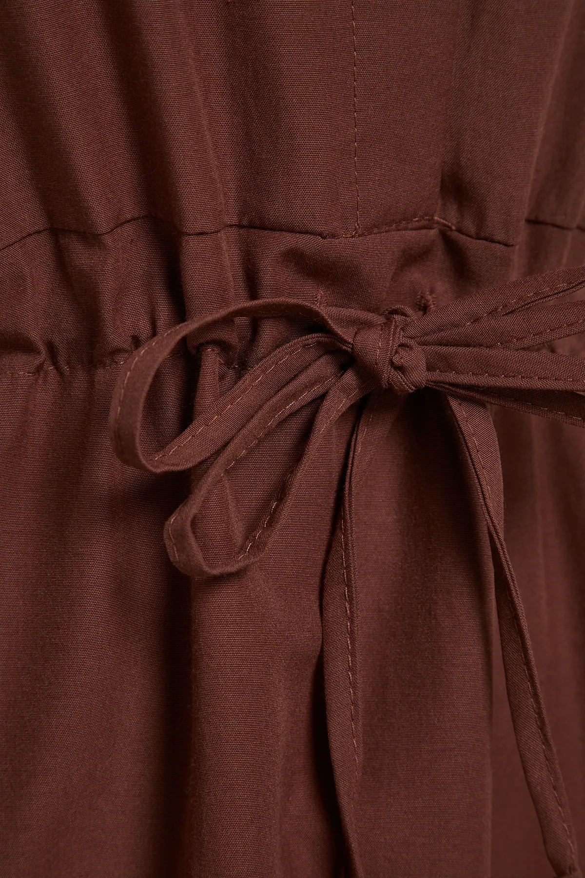 Trendyol Modest  Dunkelbraunes Kleid aus gewebter Baumwolle mit geraffter Taille TCTSS23EB00067