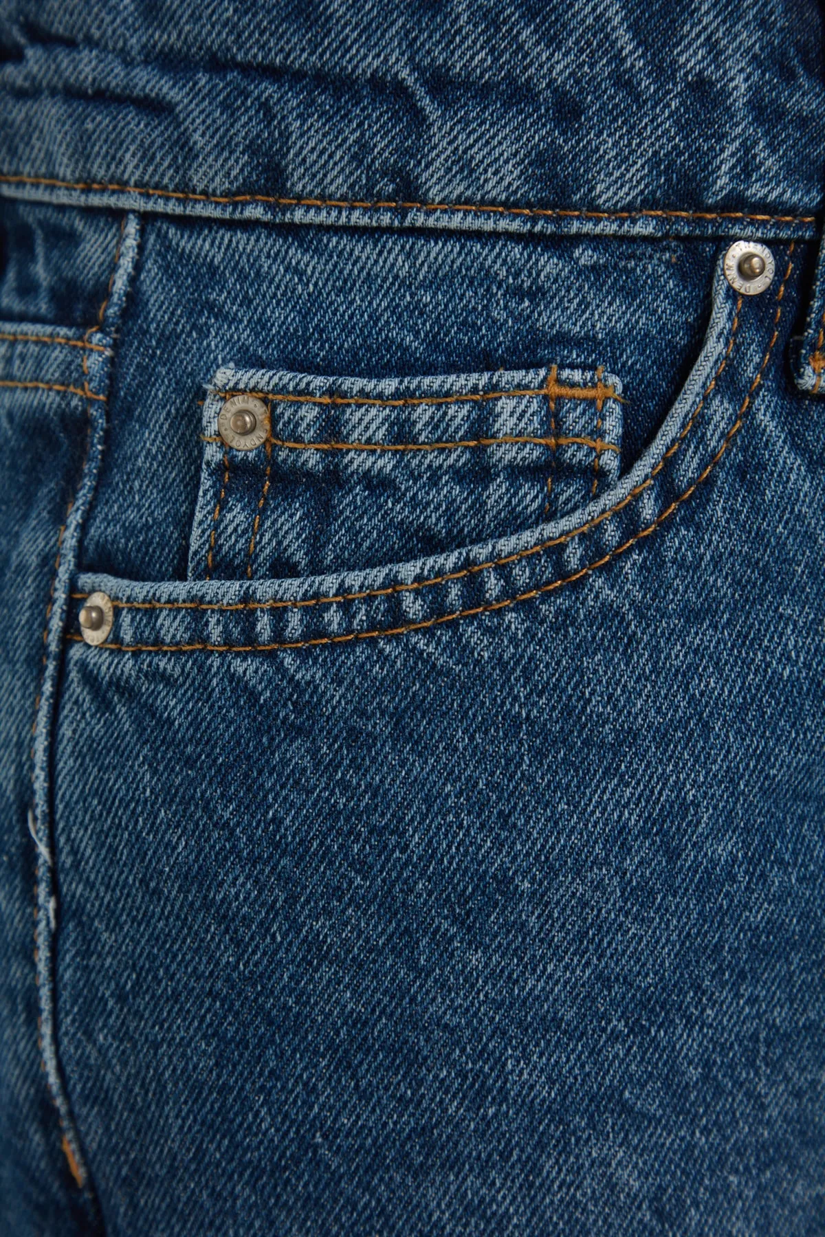Trendyol Collection  Dunkelblaue Jeansshorts TWOSS23SR00199