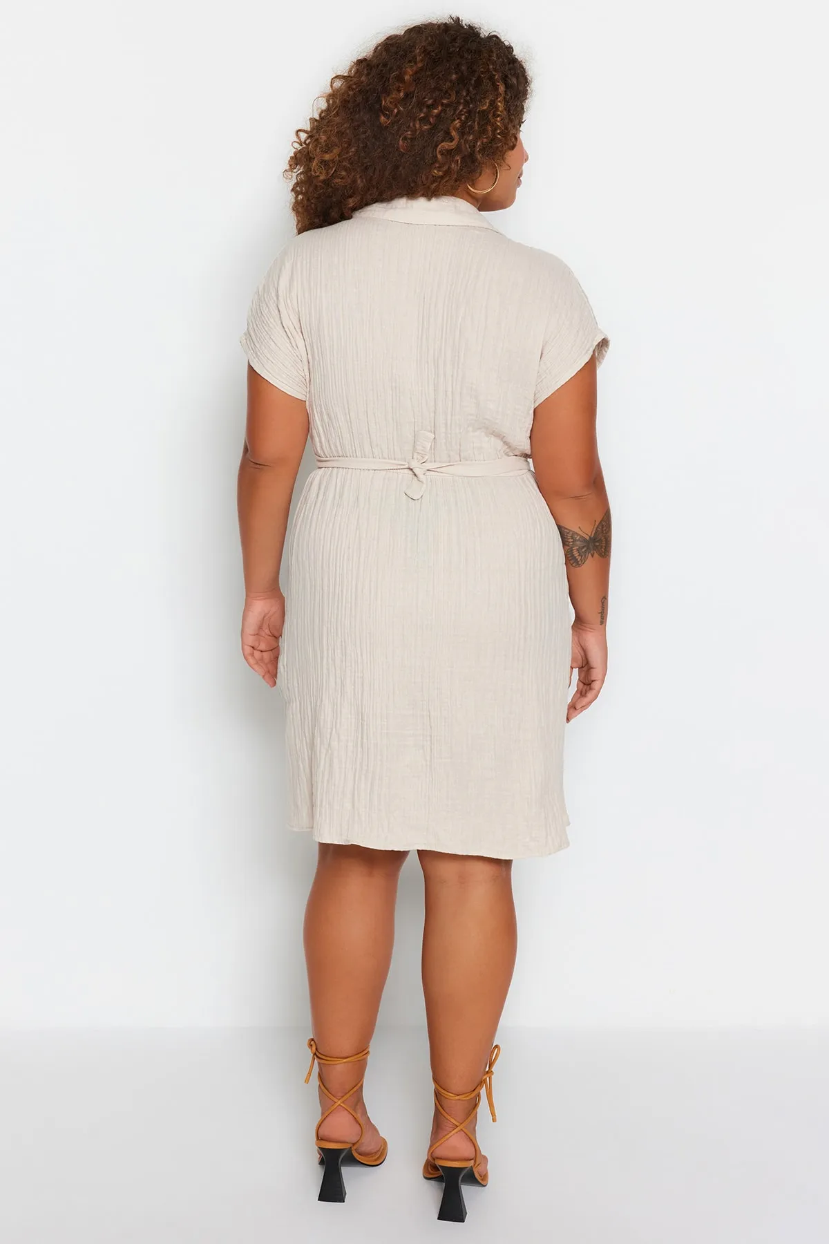 Trendyol Curve  Beiges gewebtes Kleid mit Gürtel TBBSS23AH00142