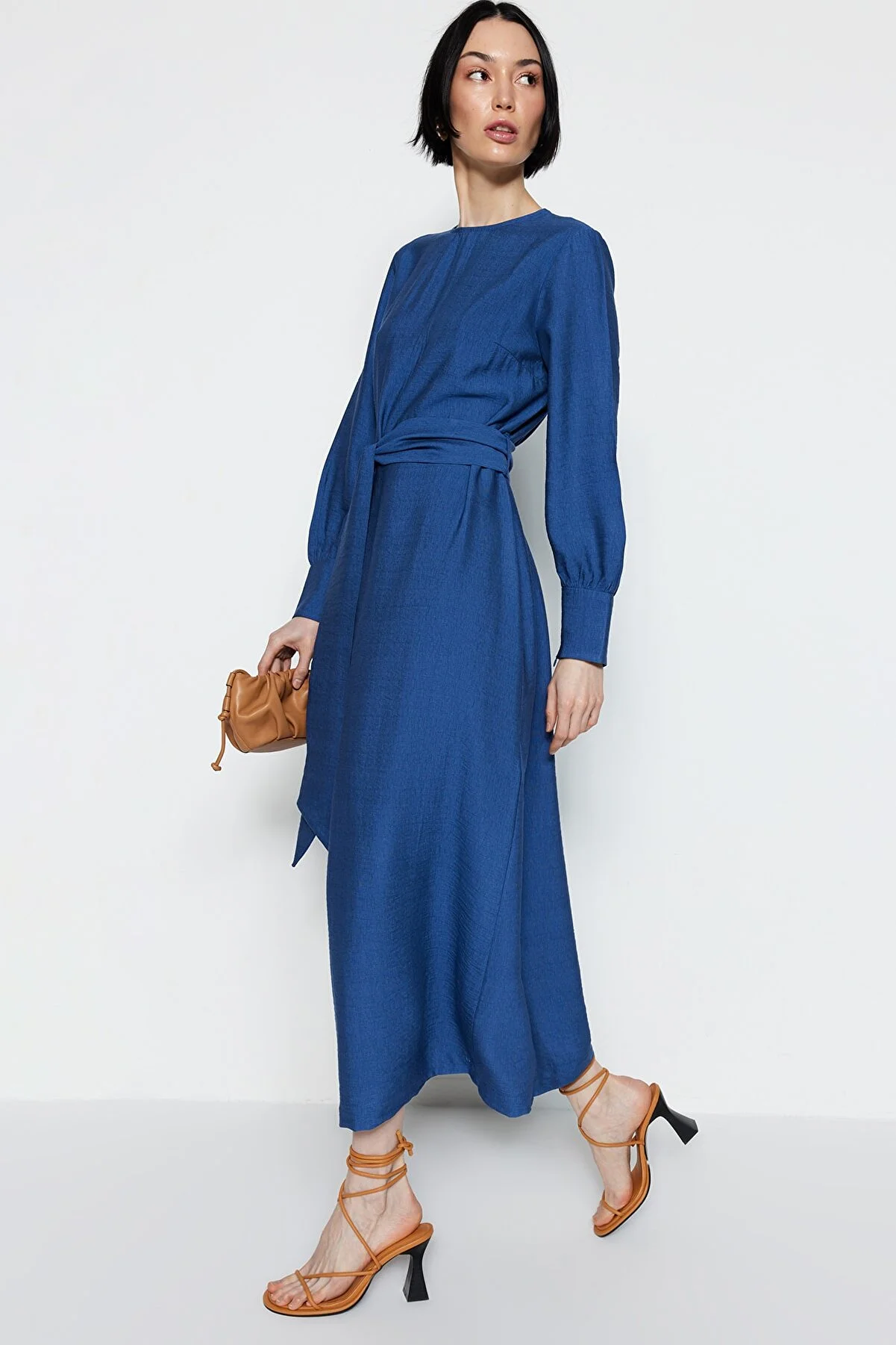 Trendyol Modest  Indigofarbenes, gewebtes Kleid in Leinenoptik mit breitem Gürtel, Reißverschluss und Bündchen TCTSS23EB00219