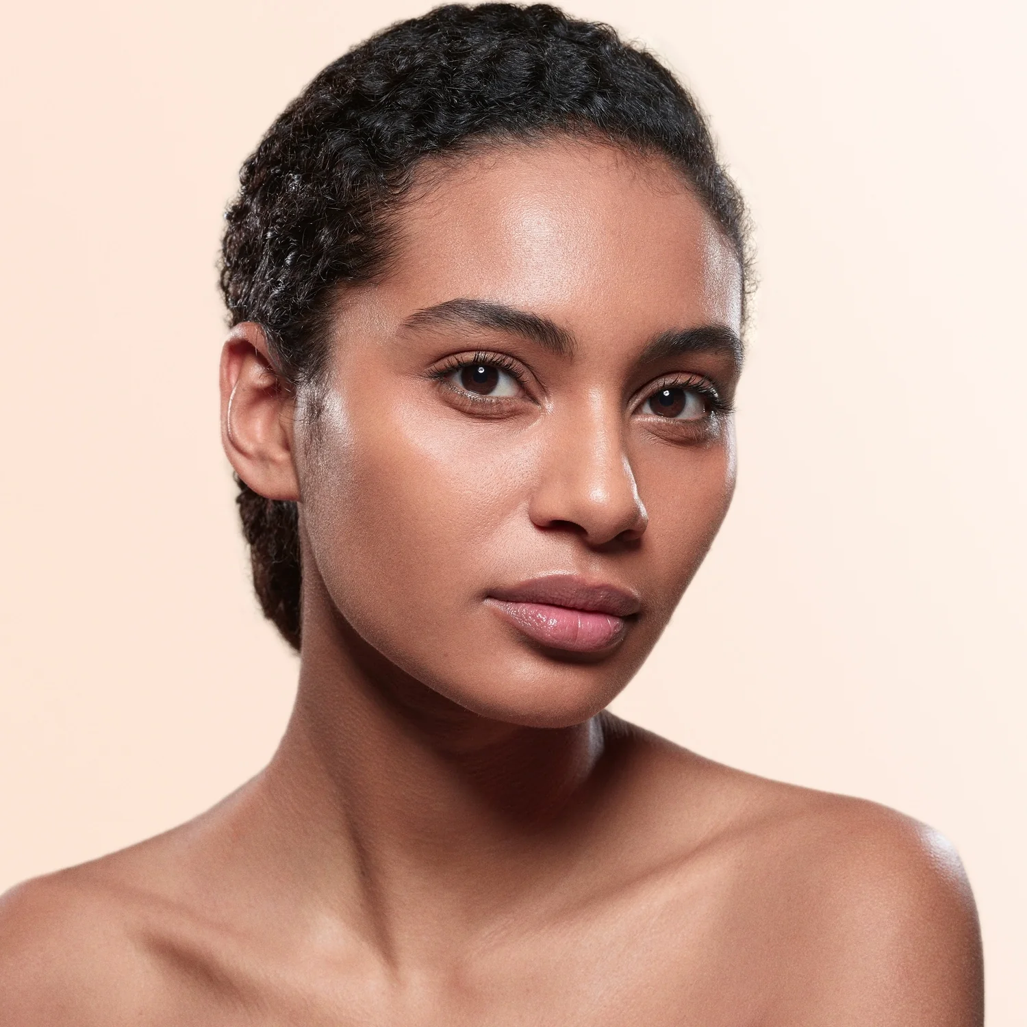 „Viso Luminous Silk“ makiažo pagrindas – skystas makiažo pagrindas