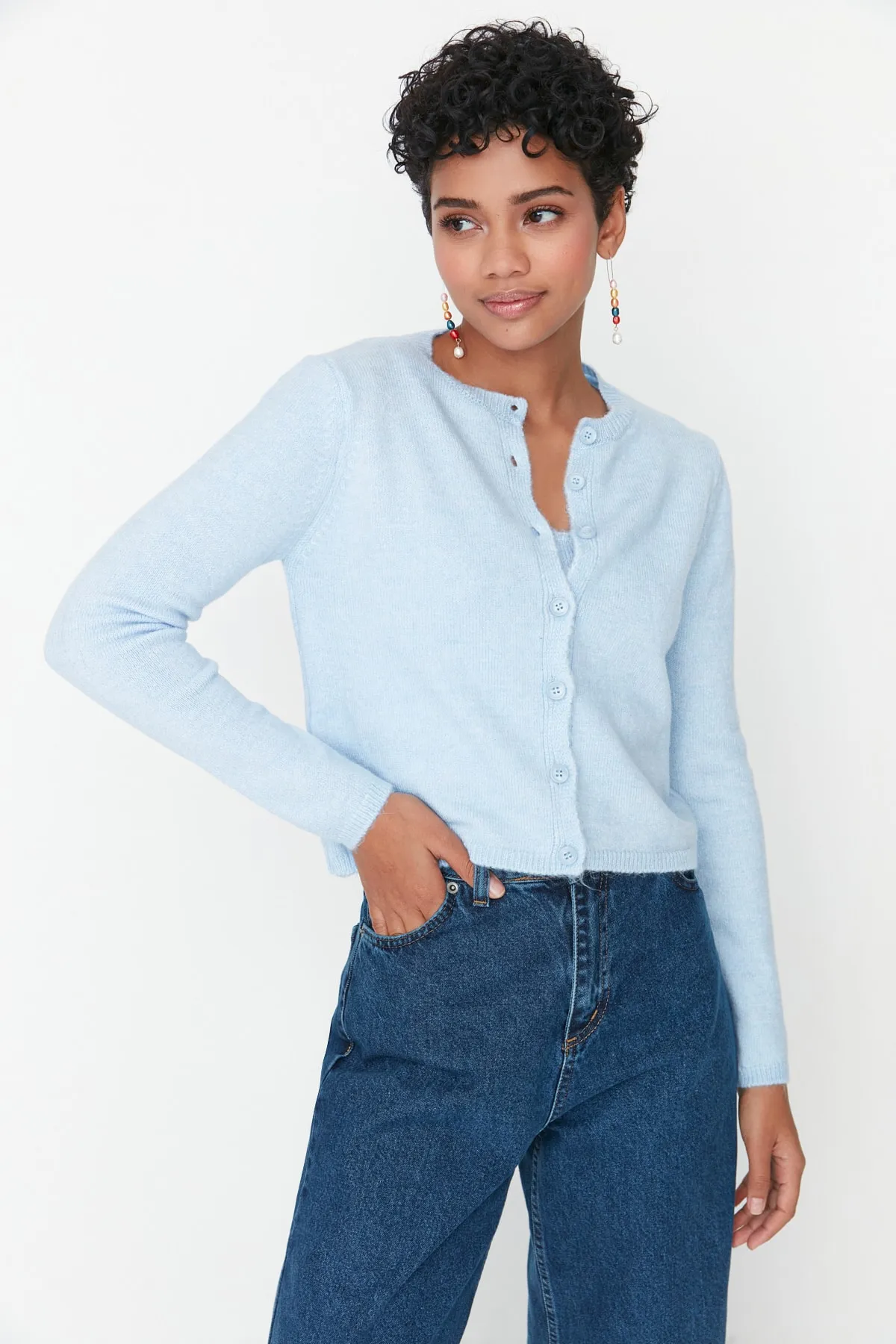 Trendyol Collection  Blaues Strick-Set aus kurzer Bluse und Cardigan - Soft Texture TWOAW21HI0107