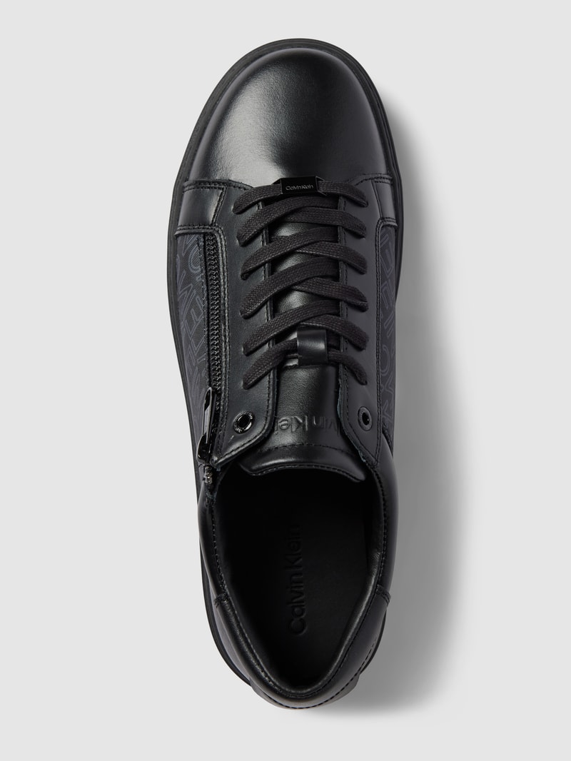 Sneaker mit Label-Details in schwarz