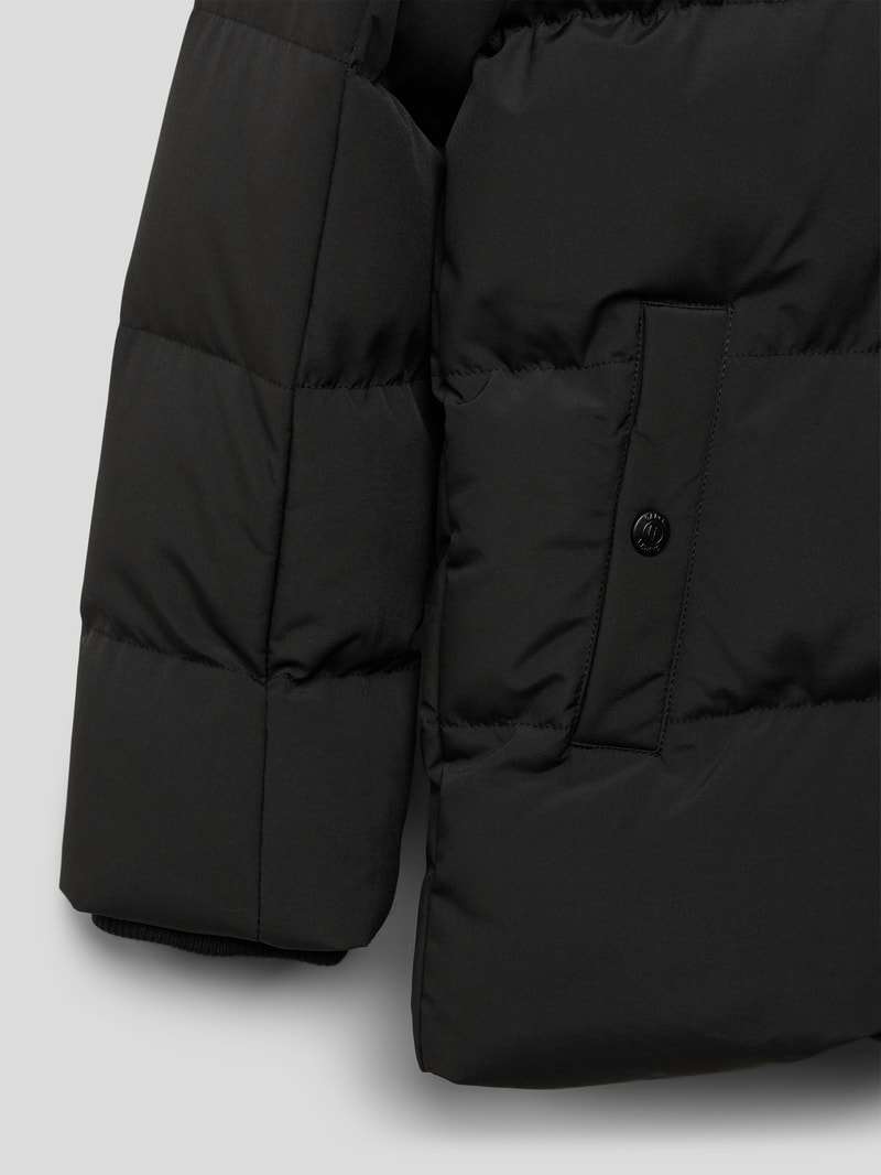 Steppjacke mit Reißverschlusstasche in schwarz