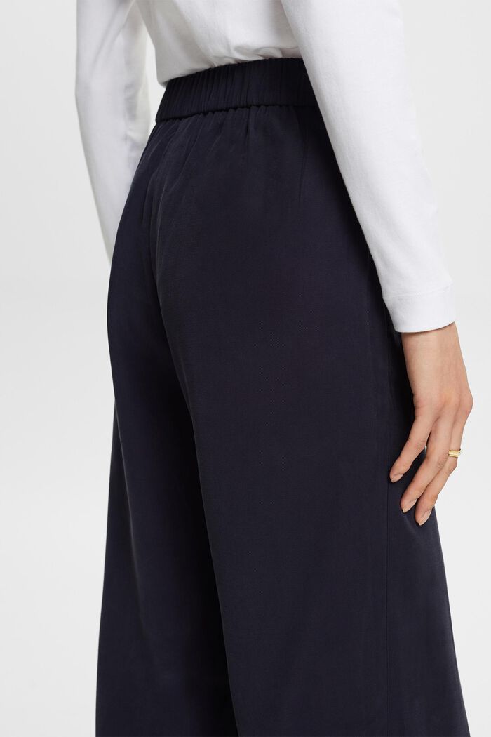Hose mit hohem Bund und weitem Bein