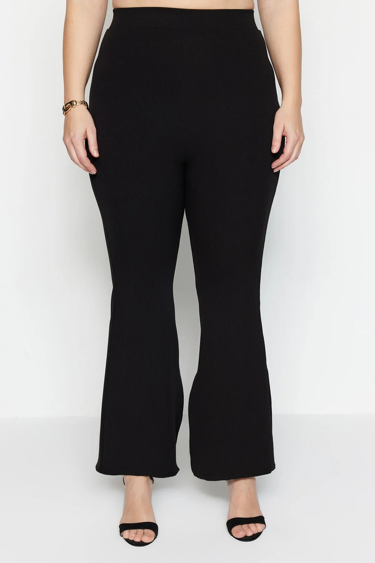 Trendyol Curve  Schwarze spanische Strickhose mit Schlitz TBBAW23AR00030