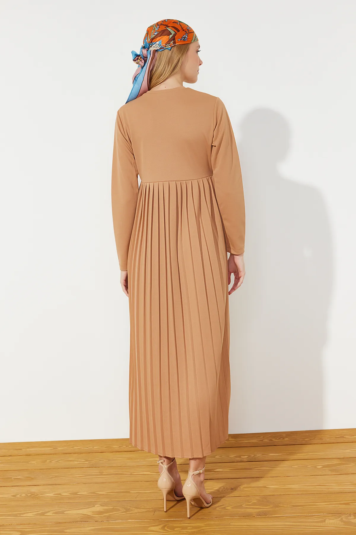 Trendyol Modest  Kamelfarbenes, plissiertes Scuba-Strickkleid mit Rock TCTAW24EL00000
