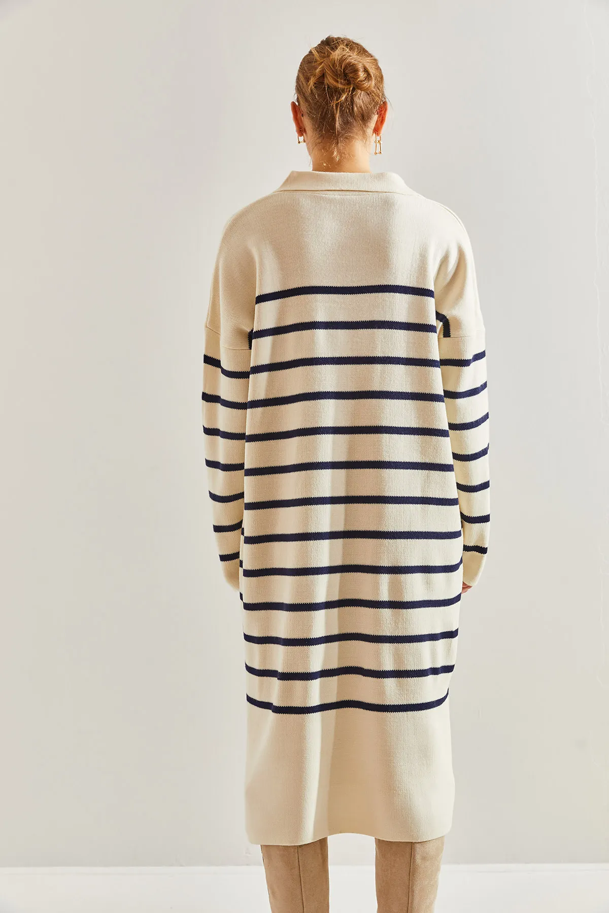 Bianco Lucci  Gestreiftes Strickkleid für Damen mit V-Ausschnitt und seitlichem Schlitz