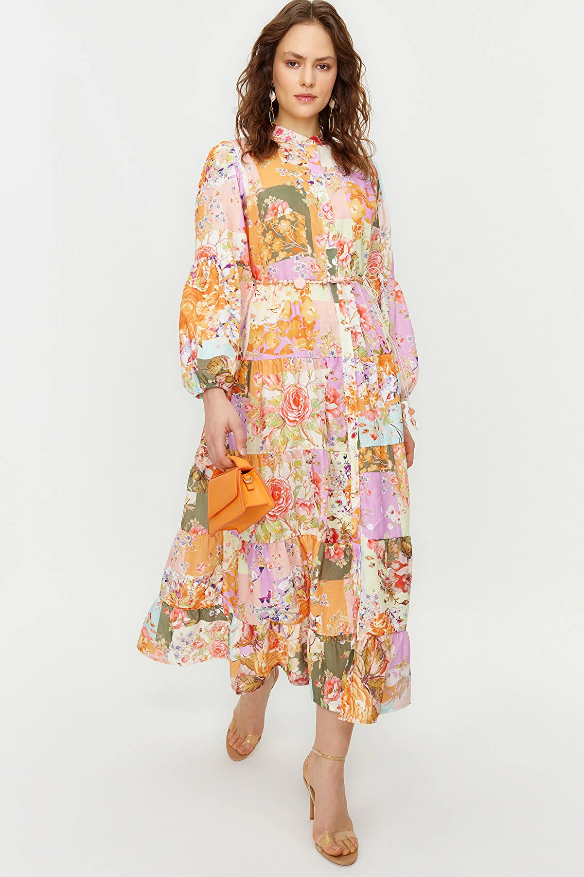 Trendyol Modest  Mehrfarbiges, floral gemustertes, gewebtes Kleid in Leinenoptik mit Gürteldetail TCTSS24EB00042