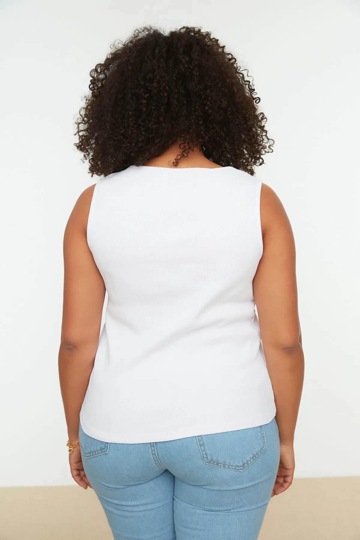 Trendyol Curve  Weißes Basic-Unterhemd mit geripptem Strick und quadratischem Kragen TBBSS22AL0011