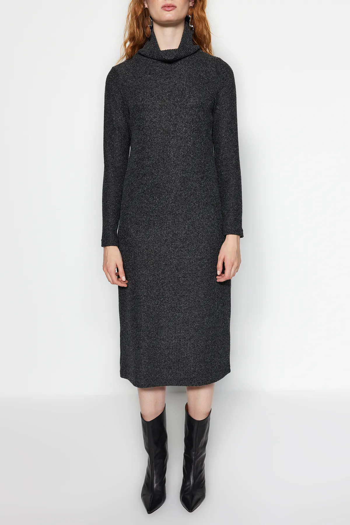 Trendyol Collection  Anthrazitfarbenes, geripptes, flexibles, gerades Maxi-Strickkleid mit Rollkragen TWOAW24EL00621