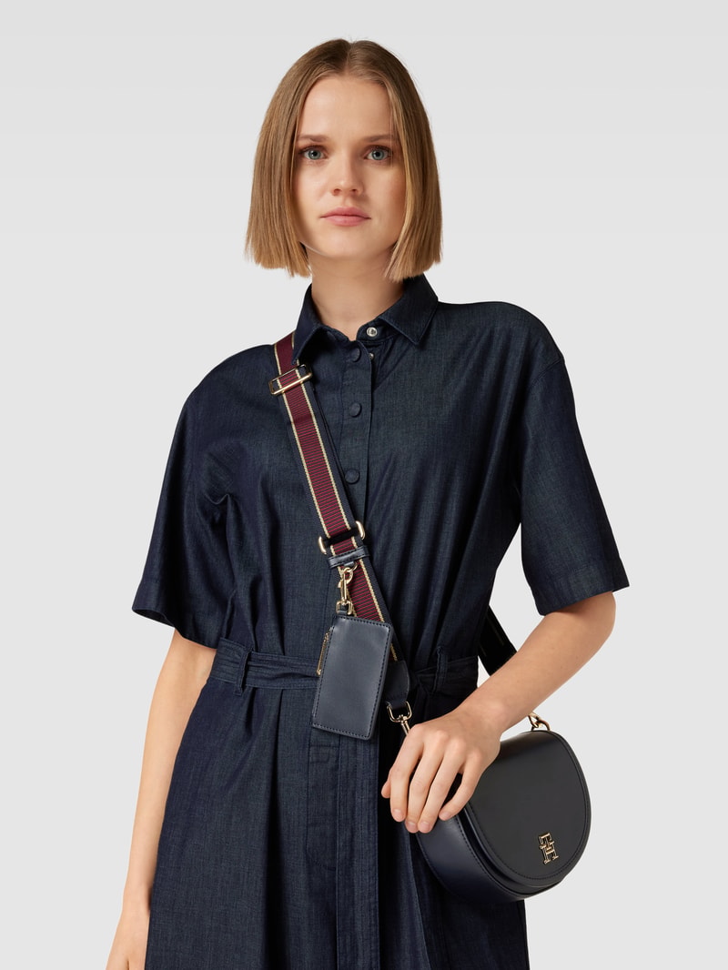 Umhängetasche mit Label-Applikation Modell 'SUMMER' in marineblau