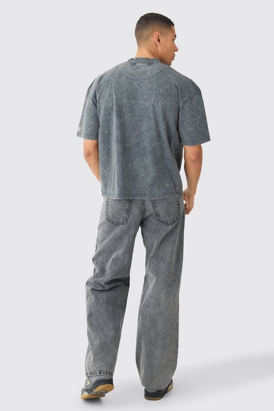 Kastiges Oversize T-Shirt mit Acid-Waschung und Worldwide-Applikation