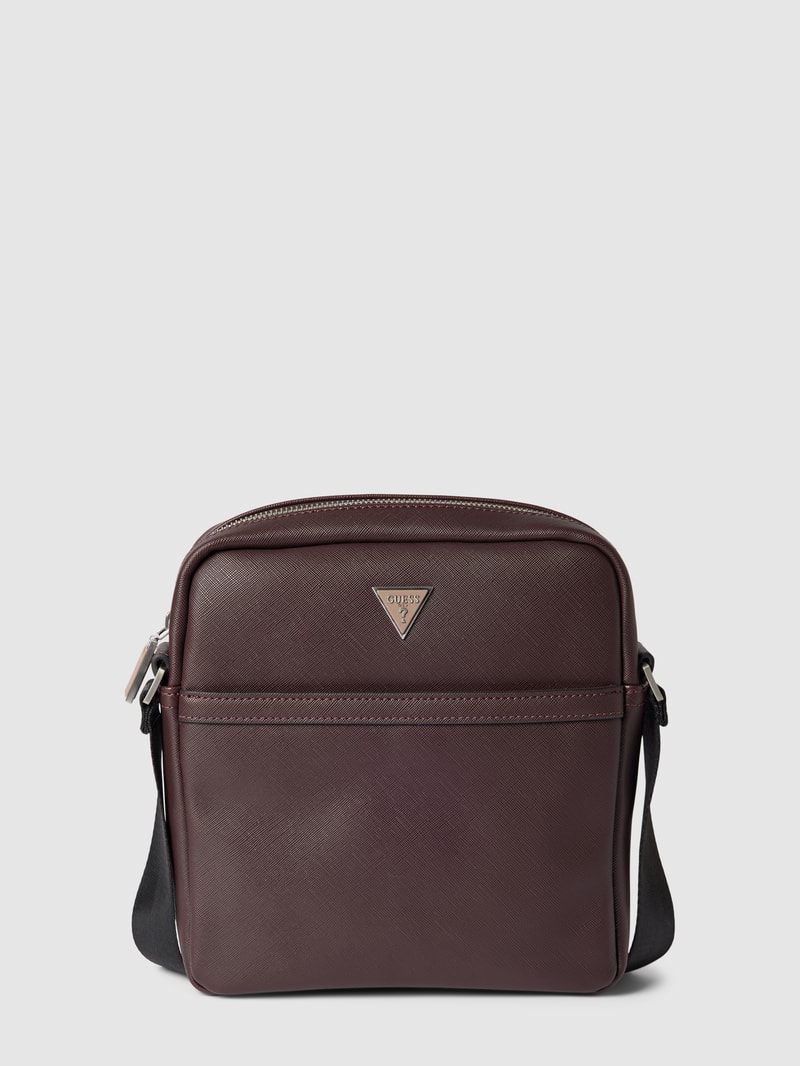 Umhängetasche mit Label-Applikation in aubergine
